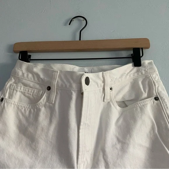 Frame Denim Le Simone Shorts in Rumpled Blanc Grind - Picture 8 of 12